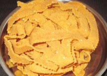 Crispy and Tasty Ribbon Pakoda Recipe