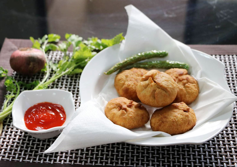 Crispy Pyaaz/Onion Ki Kachori Recipe